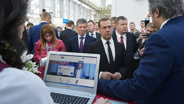 Председатель правительства РФ Дмитрий Медведев во время осмотра стендов на выставке Российского инвестиционного форума в Сочи. 27 февраля 2017