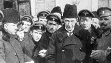 Александр Федорович Керенский, министр юстиции Всероссийского Временного Правительства среди военных Александр Федорович Керенский, министр юстиции Всероссийского Временного Правительства среди военных