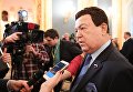 Первый заместитель председателя комитета Госдумы РФ по культуре, певец Иосиф Кобзон общается с журналистами перед началом ежегодного послания президента РФ Владимира Путина Федеральному Собранию в Кремле Первый заместитель председателя комитета Госдумы РФ по культуре, певец Иосиф Кобзон общается с журналистами перед началом ежегодного послания президента РФ Владимира Путина Федеральному Собранию в Кремле