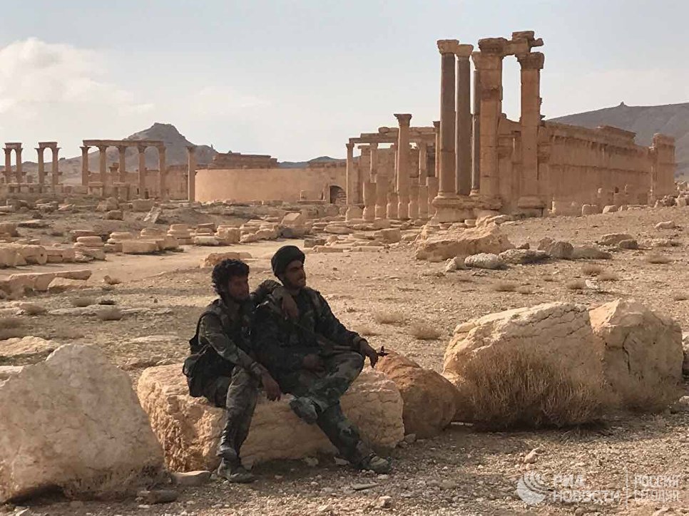 Военнослужащие Сирийской Арабской Республики возле историко-архитектурного комплекса Древней Пальмиры в сирийской провинции Хомс Военнослужащие Сирийской Арабской Республики возле историко-архитектурного комплекса Древней Пальмиры в сирийской провинции Хомс
