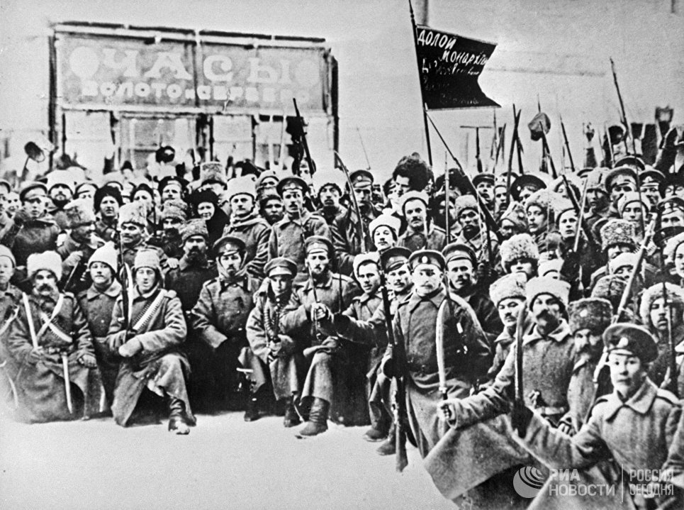 Солдаты Волынского полка, принимавшие участие в февральской революции 1917 года. Петроград, март 1917 года