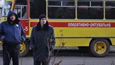 Сотрудники правоохранительных органов у здание шахты Степная во Львовской области, где произошла авария. 2 марта 2017 Сотрудники правоохранительных органов у здание шахты Степная во Львовской области, где произошла авария. 2 марта 2017