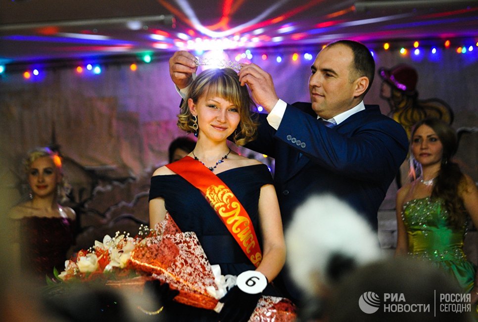 Награждение победительницы конкурса красоты среди осужденных Мисс весна - 2017 в колонии общего режима для женщин ИК-10 УФСИН России по Приморскому краю Награждение победительницы конкурса красоты среди осужденных Мисс весна - 2017 в колонии общего режима для женщин ИК-10 УФСИН России по Приморскому краю