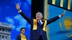 Нурсултан Назарбаев на праздничном концерте в Астане в честь его победы на президентских выборах. На дальнем плане - вице-спикер мажилиса парламента Казахстана Дарига Назарбаева. Архивное фото Нурсултан Назарбаев на праздничном концерте в Астане в честь его победы на президентских выборах. На дальнем плане - вице-спикер мажилиса парламента Казахстана Дарига Назарбаева. Архивное фото