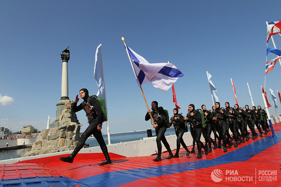 Колонна подводного десанта на параде в честь Дня Военно-морского флота России в Севастополе Колонна подводного десанта на параде в честь Дня Военно-морского флота России в Севастополе