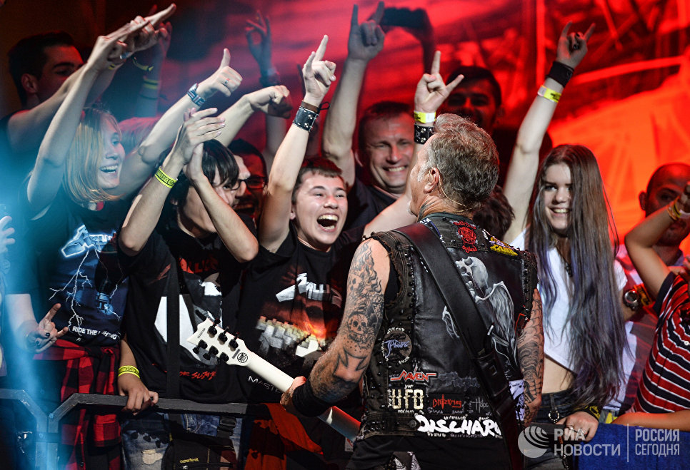 Лидер американской группы Metallica Джеймс Хэтфилд во время концерта в спорткомплексе Олимпийский в Москве Лидер американской группы Metallica Джеймс Хэтфилд во время концерта в спорткомплексе Олимпийский в Москве