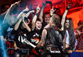 Лидер американской группы Metallica Джеймс Хэтфилд во время концерта в спорткомплексе Олимпийский в Москве Лидер американской группы Metallica Джеймс Хэтфилд во время концерта в спорткомплексе Олимпийский в Москве