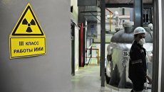 Сотрудник работает в цехе по освоению месторождений природного урана. Архивное фото Сотрудник работает в цехе по освоению месторождений природного урана. Архивное фото