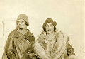 Певица Ханна Вальска (слева) и баронесса Фредерикс в кожаных манто для прогулок в автомобиле. 1928 г. Певица Ханна Вальска (слева) и баронесса Фредерикс в кожаных манто для прогулок в автомобиле. 1928 г.