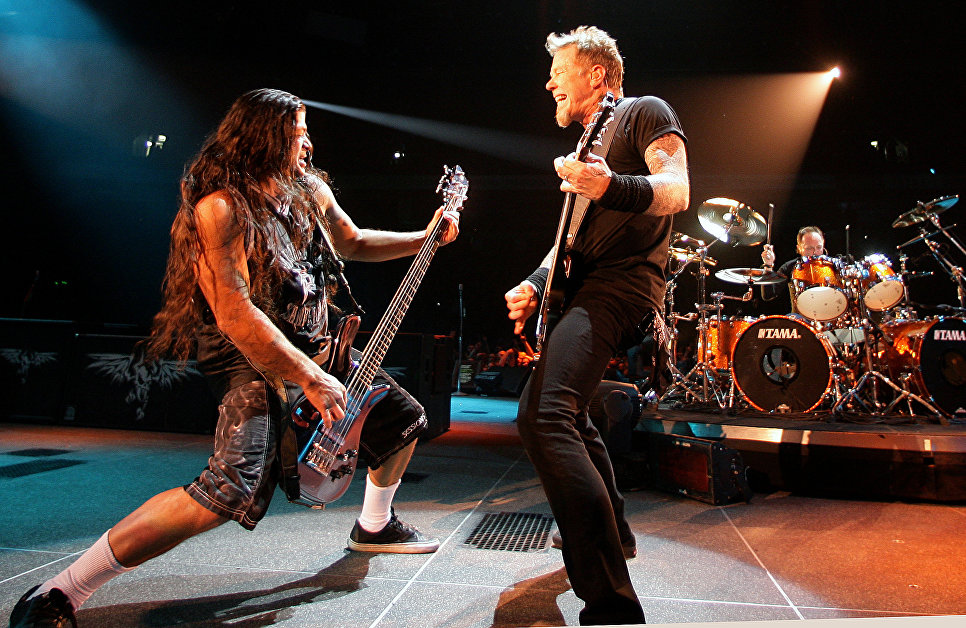 Бас-гитарист группы Metallica Роберт Трухильо и вокалист группы Джеймс Хэтфилд на концерте во время турне World Magnetic Tour в Вильнюсе Бас-гитарист группы Metallica Роберт Трухильо и вокалист группы Джеймс Хэтфилд на концерте во время турне World Magnetic Tour в Вильнюсе