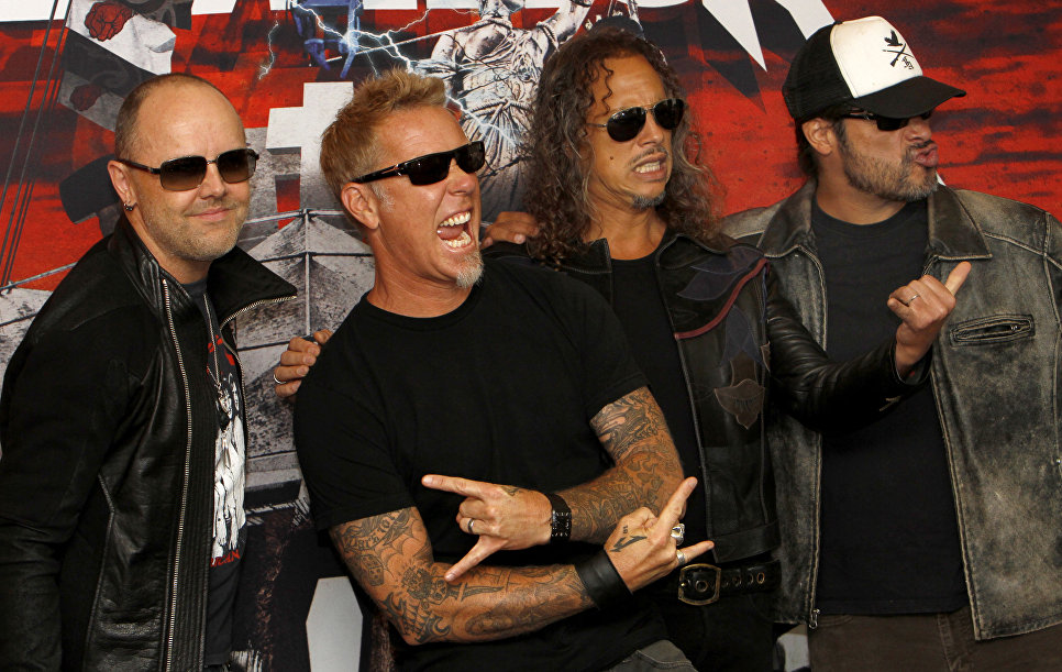 Участники группы Metallica Ларс Ульрих, Джеймс Хэтфилд, Кирк Хэммет и Роберт Трухильо позируют перед концертом в Мехико Участники группы Metallica Ларс Ульрих, Джеймс Хэтфилд, Кирк Хэммет и Роберт Трухильо позируют перед концертом в Мехико
