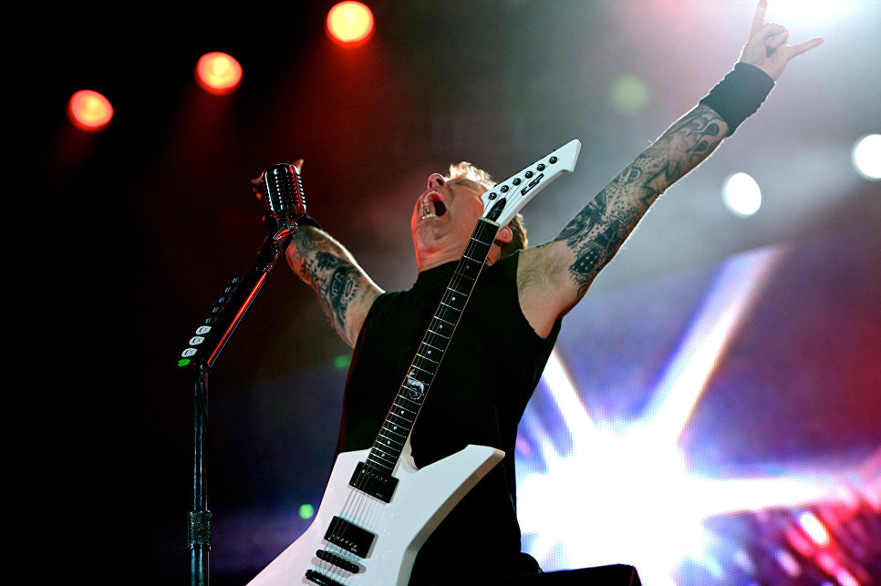 Вокалист и гитарист группы Metallica Джеймс Хэтфилд выступает на острове Яс в Абу-Даби Вокалист и гитарист группы Metallica Джеймс Хэтфилд выступает на острове Яс в Абу-Даби