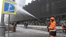 Сотрудник ГБУ Гормост моет дорожные знаки на улице Новый Арбат в Москве. Архивное фото Сотрудник ГБУ Гормост моет дорожные знаки на улице Новый Арбат в Москве. Архивное фото