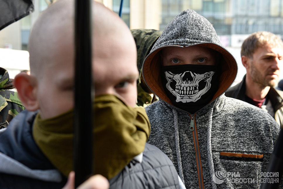 Участники акции у входа в центральное отделение дочернего предприятия Сбербанка России в Киеве