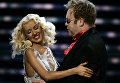 Музыкант Элтон Джон и Кристина Агилера во время концерта Fashion Rocks, 7 сентября 2006 Музыкант Элтон Джон и Кристина Агилера во время концерта Fashion Rocks, 7 сентября 2006