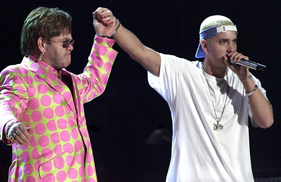Британский музыкант Элтон Джон и рэп-музыкант Eminem на 43-й ежегодной премии Грэмми, 21 февраля 2001 Британский музыкант Элтон Джон и рэп-музыкант Eminem на 43-й ежегодной премии Грэмми, 21 февраля 2001