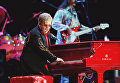 Британский певец Элтон Джон во время концертной программы Red Piano в спорткомплексе Олимпийский в Москве Британский певец Элтон Джон во время концертной программы Red Piano в спорткомплексе Олимпийский в Москве