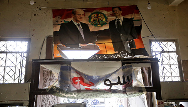 Портреты президента Сирии Башара Асада и бывшего президента Хафеза Асад в Дворце правосудия в Дамаске. 15 марта 2017