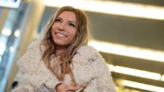 Певица Юлия Самойлова, представитель России на международном песенном конкурсе Евровидение-2017, в аэропорту Шереметьево Певица Юлия Самойлова, представитель России на международном песенном конкурсе Евровидение-2017, в аэропорту Шереметьево