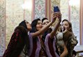 Модели перед показом одежды из новой коллекции 20 оттенков красного бренда TSIGANOVA дизайнера Вики Цыгановой в рамках Mercedes-Benz Fashion Week Russia Модели перед показом одежды из новой коллекции 20 оттенков красного бренда TSIGANOVA дизайнера Вики Цыгановой в рамках Mercedes-Benz Fashion Week Russia