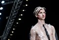 Модель демонстрирует одежду из новой коллекции дизайнера Артема Шумова в рамках Mercedes-Benz Fashion Week Russia Модель демонстрирует одежду из новой коллекции дизайнера Артема Шумова в рамках Mercedes-Benz Fashion Week Russia