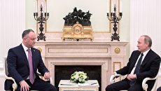 Президент РФ Владимир Путин и президент Молдовы Игорь Додон во время встречи. 17 марта 2017 Президент РФ Владимир Путин и президент Молдовы Игорь Додон во время встречи. 17 марта 2017