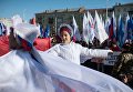 Участники представления во время митинга в честь третьей годовщины воссоединения Крыма с Россией в Омске Участники представления во время митинга в честь третьей годовщины воссоединения Крыма с Россией в Омске