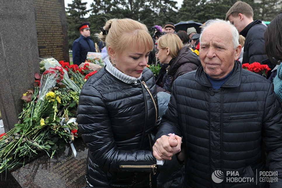 На церемонии открытия памятника жертвам авиакатастрофы самолета Boeing 737 в Ростове-на-Дону На церемонии открытия памятника жертвам авиакатастрофы самолета Boeing 737 в Ростове-на-Дону