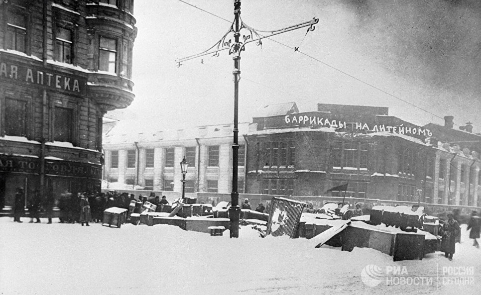 Баррикады на Литейном проспекте в Петрограде во время февральской буржуазно-демократической революции. 1917 год Баррикады на Литейном проспекте в Петрограде во время февральской буржуазно-демократической революции. 1917 год