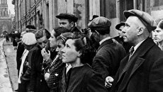 Жители столицы 22 июня 1941 года во время объявления по радио правительственного сообщения о вероломном нападении фашистской Германии на Советский Союз Жители столицы 22 июня 1941 года во время объявления по радио правительственного сообщения о вероломном нападении фашистской Германии на Советский Союз