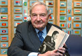 Американский миллиардер Дэвид Рокфеллер на презентации своей книги Мемуары Американский миллиардер Дэвид Рокфеллер на презентации своей книги Мемуары