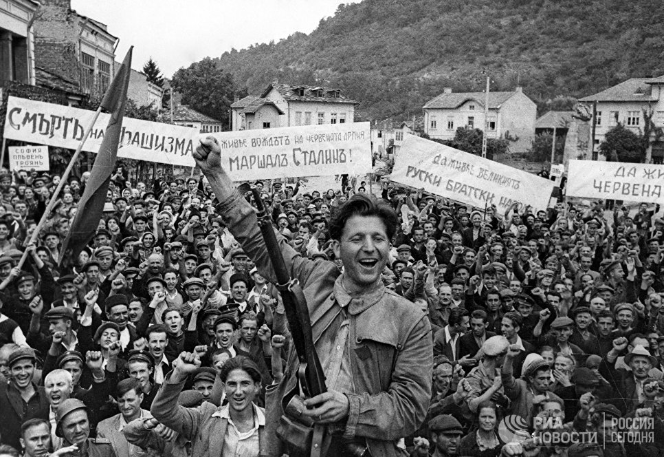 Жители города Ловеч встречают советских воинов-освободителей. Вторая Мировая война 1939-1945 годов