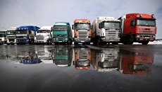 Грузовые автомобили дальнобойщиков во время протестной акции против системы Платон на Горьковском шоссе Ногинского района Московской области Грузовые автомобили дальнобойщиков во время протестной акции против системы Платон на Горьковском шоссе Ногинского района Московской области