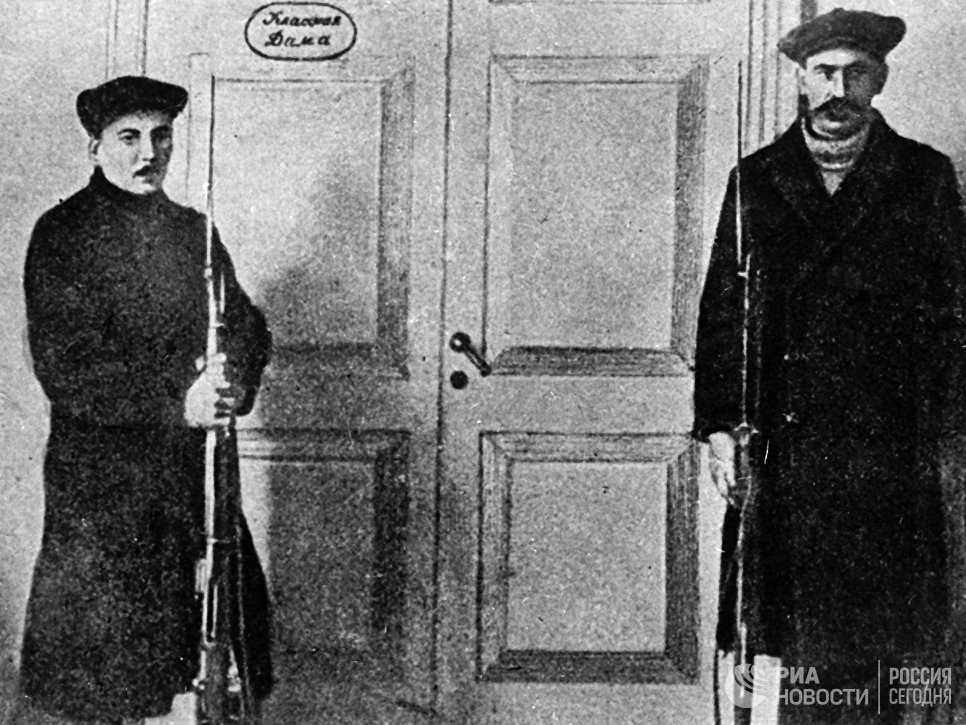 Красногвардейцы охраняют кабинет В. И. Ленина в Смольном. 1917 год