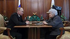 Президент РФ Владимир Путин и президент ГМИИ имени А.С. Пушкина Ирина Антонова во время встречи. 27 марта 2017 Президент РФ Владимир Путин и президент ГМИИ имени А.С. Пушкина Ирина Антонова во время встречи. 27 марта 2017