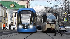 Трамвай нового поколения Витязь-М (слева) на маршруте в Москве. Архивное фото Трамвай нового поколения Витязь-М (слева) на маршруте в Москве. Архивное фото