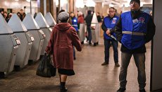 Сотрудники службы безопасности в московском метро. Архивное фото Сотрудники службы безопасности в московском метро. Архивное фото