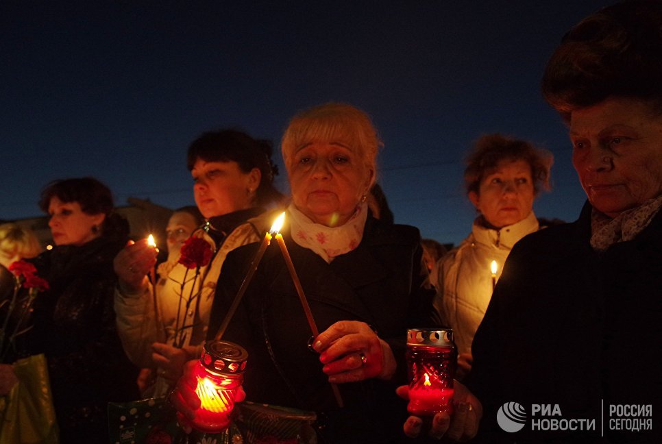 Участники акции памяти по погибшим в результате взрыва в метрополитене Санкт-Петербурга на площади Ленина в Симферополе Участники акции памяти по погибшим в результате взрыва в метрополитене Санкт-Петербурга на площади Ленина в Симферополе