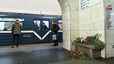 Цветы на станции метро Технологический институт в Санкт-Петербурге. Архивное фото Цветы на станции метро Технологический институт в Санкт-Петербурге. Архивное фото