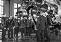 Члены первого отряда космонавтов знакомятся с космической техникой Члены первого отряда космонавтов знакомятся с космической техникой