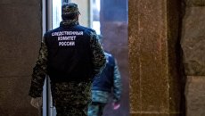 Сотрудник следственного комитета России у входа в вестибюль станции метро Технологический институт в Санкт-Петербурге Сотрудник следственного комитета России у входа в вестибюль станции метро Технологический институт в Санкт-Петербурге