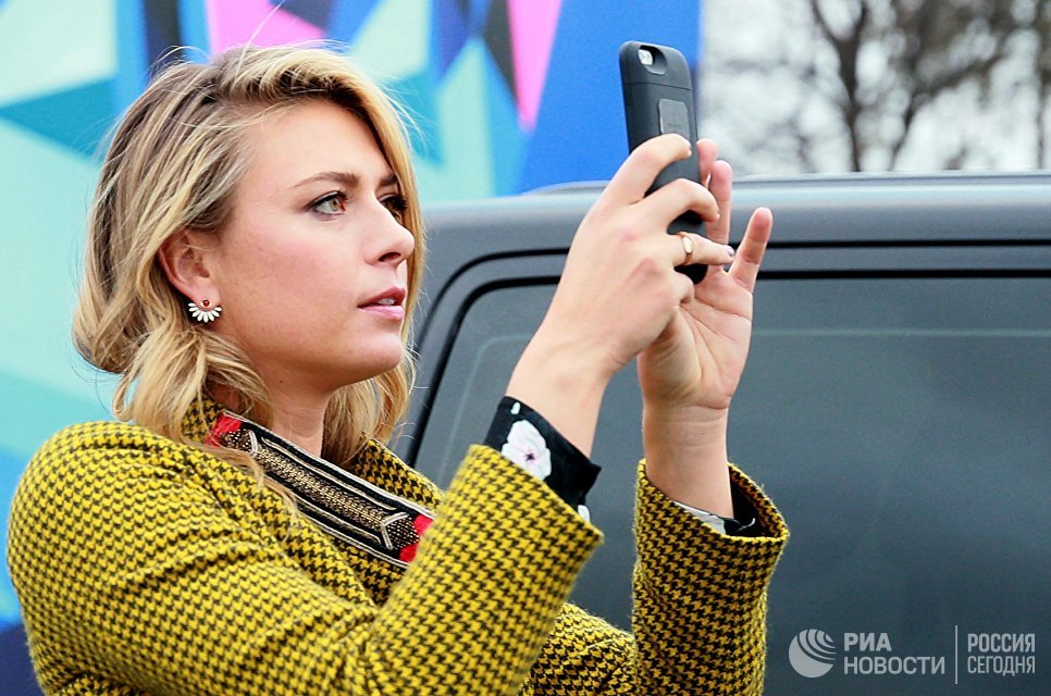 Теннисистка Мария Шарапова после пресс-конференции в честь представления нового проекта компании Yota Теннисистка Мария Шарапова после пресс-конференции в честь представления нового проекта компании Yota