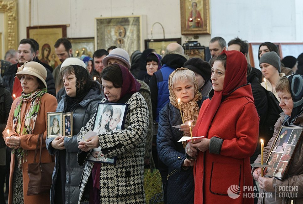 Панихида в Троице-Измайловском соборе Санкт-Петербурга по погибшим при взрыве в метро Панихида в Троице-Измайловском соборе Санкт-Петербурга по погибшим при взрыве в метро