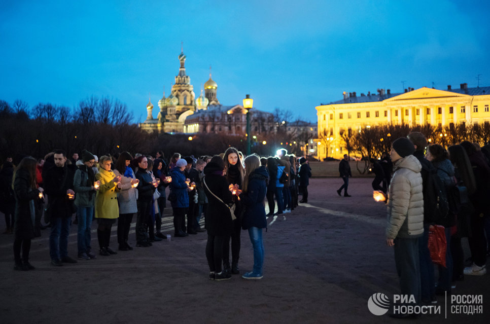 Жители Санкт-Петербурга со свечами выстраиваются в фигуру 14:40 на Марсовом поле в память о погибших в результате теракта в метро Жители Санкт-Петербурга со свечами выстраиваются в фигуру 14:40 на Марсовом поле в память о погибших в результате теракта в метро