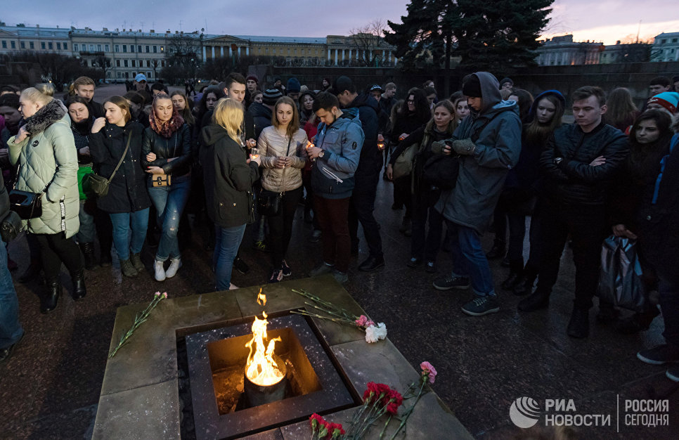 Жители Санкт-Петербурга на Марсовом поле со свечами в память о погибших в результате теракта в метро Жители Санкт-Петербурга на Марсовом поле со свечами в память о погибших в результате теракта в метро