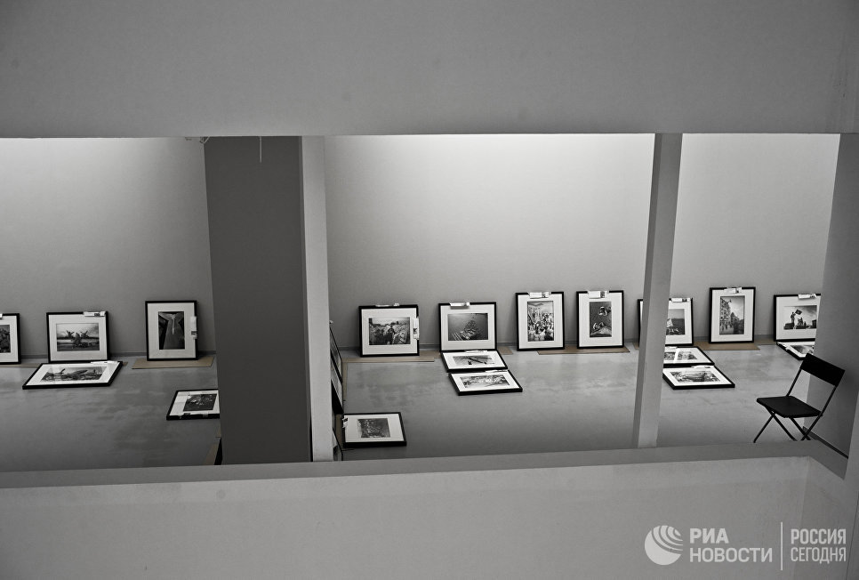 Подготовка к открытию фотовыставки Евгений Халдей. Ретроспектива в Мультимедиа Арт Музее Подготовка к открытию фотовыставки Евгений Халдей. Ретроспектива в Мультимедиа Арт Музее
