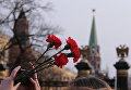 Цветы в руках участника акции памяти и солидарности Питер - Мы с тобой! в Москве Цветы в руках участника акции памяти и солидарности Питер - Мы с тобой! в Москве