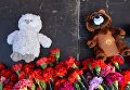 Цветы и плюшевые игрушки на Кремлевской набережной в Казани в память о жертвах теракта в Санкт-Петербурге Цветы и плюшевые игрушки на Кремлевской набережной в Казани в память о жертвах теракта в Санкт-Петербурге