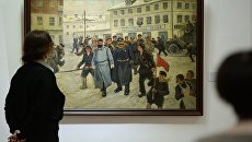 Посетители на открытии выставки Событие, потрясшее мир, посвященной 100-летию революции 1917 года, в Новосибирске Посетители на открытии выставки Событие, потрясшее мир, посвященной 100-летию революции 1917 года, в Новосибирске