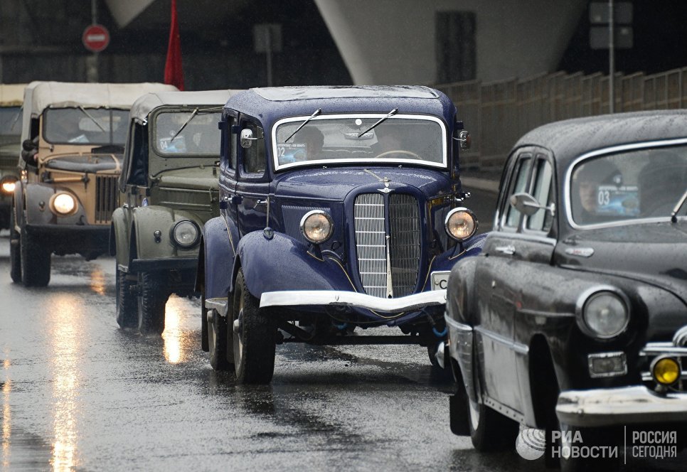 Автомобили во время автопробега 108 минут в Москве, приуроченного к 56-й годовщине полета человека в космос Автомобили во время автопробега 108 минут в Москве, приуроченного к 56-й годовщине полета человека в космос